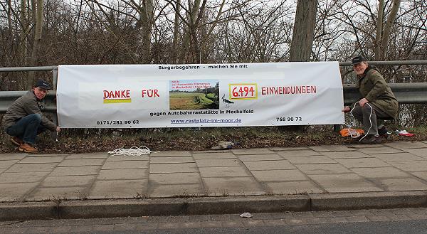 Die beiden "Festmacher" am Banner