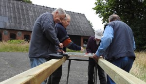 Schrauben der Tafeln an die Pfosten